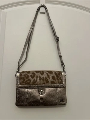Bolso Bandolera The Sak Cuero Metálico Estampado Animal Doble Compartimento Cartera Foto 1 de 4
