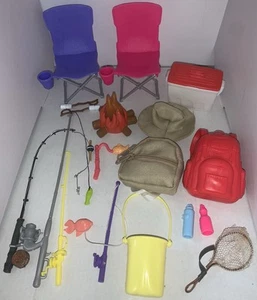 Barbie Größe Puppen Camping Zubehör ~ Angelstangen, Feuerstelle & S’mores, Stühle - Bild 1 von 1