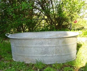 ALTE ZINKWANNE HOCHBEET BAUERNHOF PLANZGEFÄß GARTENTEICH HUNDEBADEWANNE KRÄUTER - Bild 1 von 5