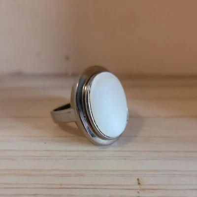 SU STERLING SILVER MOTHER OF PEARL STONE RING SIZE 8  925  - Image 1 of 4