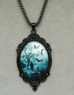 Gothic Anhänger Mit Halskette Glas Cabochon Schwarz Fledermaus Friedhof Kreuz - Bild 1 von 4