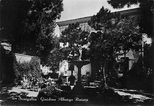 33-30A) CARTOLINA SENIGALLIA GIARDINO ALBERGO RIVIERA ANIMATA VIAGGIATA ANCONA - Imagen 1 de 2