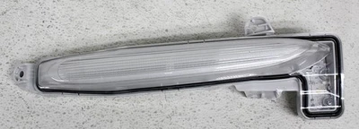 Faro antiniebla LED del lado izquierdo del conductor OEM para Toyota Corolla sedán falta pestaña Foto 1 de 4