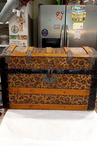 1800'S ANTIQUE SMALL Humpback Victorian steamer Trunk toy doll Chest Cover