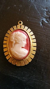 Vintage Small Cameo Pendant - Picture 1 of 3