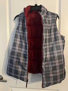 Merona Women’s full zip reversible puffer vest size L. Grey Plaid/Red - Picture 1 of 2