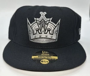 Gorra ajustada 59Fifty básica blanca y negra de la NHL Los Angeles Kings 6 7/8 - Imagen 1 de 9
