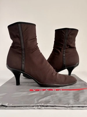 Prada Mujer Marrón Nylon Calcetín Botines Y2K Gatito Tacón Punta 39 EE. UU. 9 Foto 1 de 4