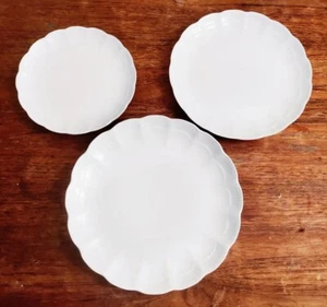KAISER GERMANY ROMANTICA WHITE DINNER LUNCHEON SALAD PLATES SCALLOPED MINT - Picture 1 of 4