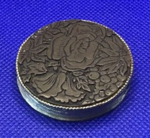 Vintage Compact ESTEE LAUDER Aliage Solid Perfume Engraved Country Flower - Picture 1 of 7