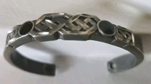 Vintage signierte Scheibe Zinn Manschette mit Emaille keltischer Knoten Design - Bild 1 von 6