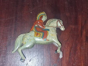 Indiano A Cavallo BELL Giocattolo Antico Latta-Anni 30/40 - Foto 1 di 12