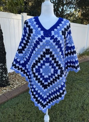 Poncho de ganchillo hecho a mano azul marino blanco Royal Granny cuadrado tejido envolvente suéter Foto 1 de 4