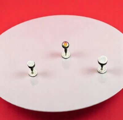 Tre Piercing da labbra e orecchio in Acciaio chirurgico Asta con Base mm. 1,2x8 - Immagine 1 di 4