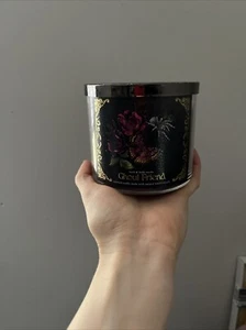 BATH & BODY WORKS 3 WICK CANDLE NEW Ghoul Friend (Black Skull Lid) - Picture 1 of 3