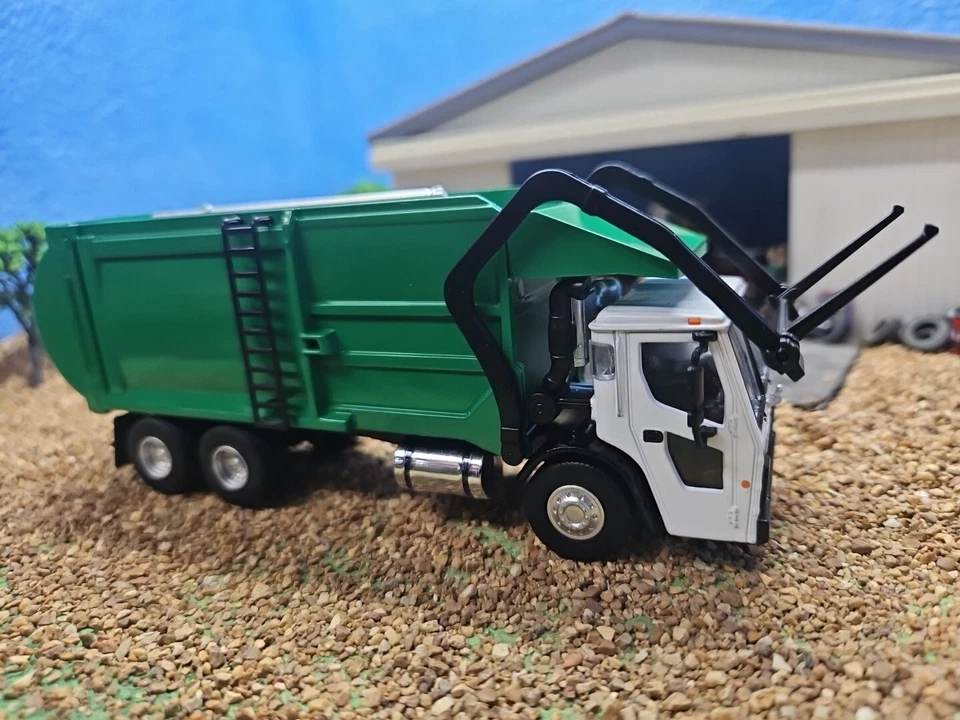 Greenlight SD Trucks Series 1 International WorkStar Dump Truck 1/64 Scale Model - Green (45010)