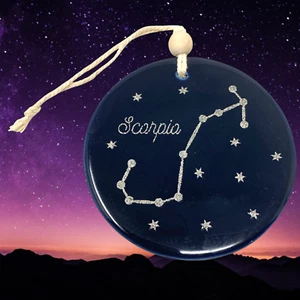 NUEVO Zodiaco Artesano ESCORPIO Adorno Colgante Cerámica Esmaltada Astrología Celestial - Imagen 1 de 3