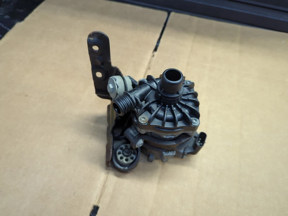 Bomba de agua auxiliar híbrida BMW X5M X6M X6 2010-14 11517584088 (CÓDIGO DE FECHA 2016) Foto 1 de 4