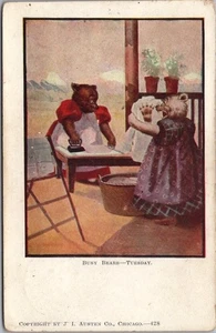 De colección 1907 OSOS OCUPADOS - MARTES Postal Planchar Ropa / Casa Porche Escena - Imagen 1 de 2