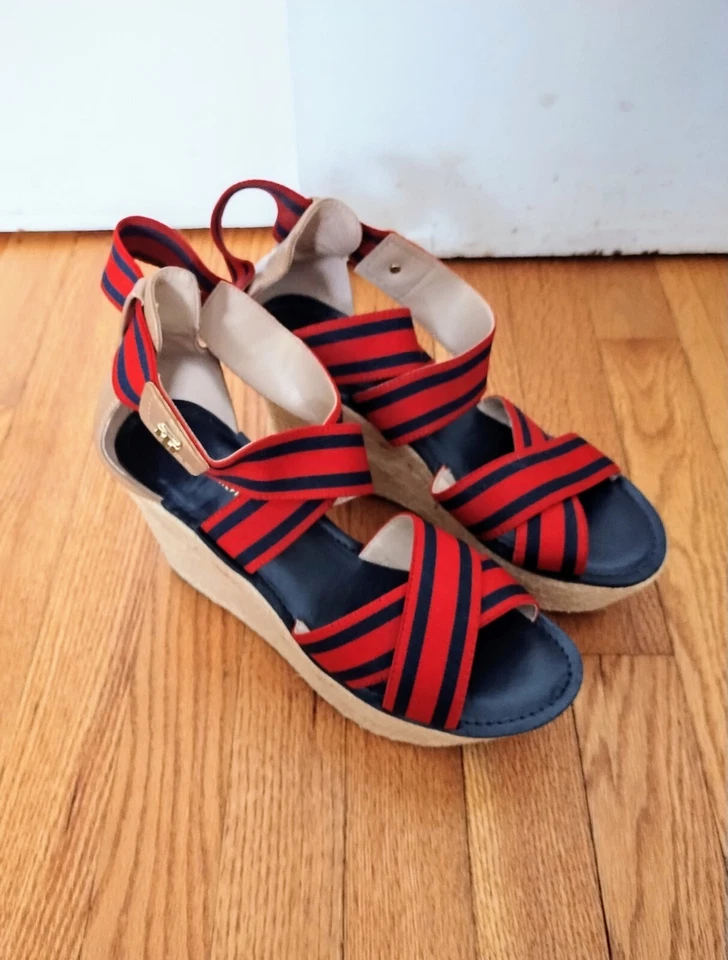 销售 Chic Tommy Hilfiger 红色、蓝色、棕褐色 Yute 坡跟凉鞋 美国 8.5 码 — 第 1/4 张图片