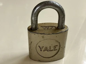 Vintage Yale Metall Vorhängeschloss ohne Original Schlüssel Off Set USA Sammlerstücke - Bild 1 von 5