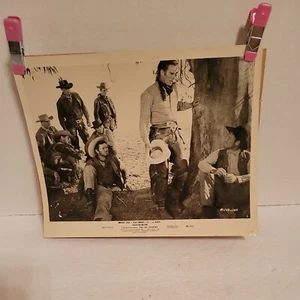 1958 Gregory Peck, Charlton Heston Photo 10X8 On "The Big Country" Set 58/332 - Picture 1 of 7