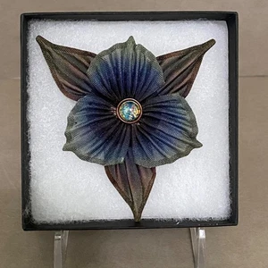 Sarah Cavender MetalWorks Mesh Flower Pin or Brooch w/ Iridescent Glass Center - Picture 1 of 13