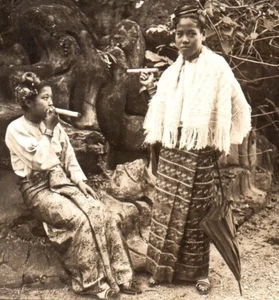 Vue stéréo tirage albuminé, Filles birmanes aux cigares - H. C. White Co. 1900 - Foto 1 di 2