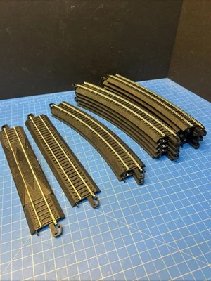 14 Lot HO Bachmann EZ Track, Black roadbed - Straight, Curve, Loader - Image 1 of 4