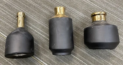 Juego de tres jarrones decorativos en la colección de libros Foto 1 de 4