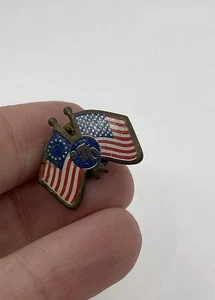 VINTAGE US AMERICAN FLAG 76 BICENTENNIAL TWO FLAG LAPEL PIN - Picture 1 of 3