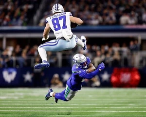 Foto de fútbol americano de la NFL Jake Ferguson Hurdling Defender Dallas Cowboys 8x10 - Imagen 1 de 1