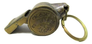 Nuevo Silbato Policía Policía Latón 2" Funcionando Réplica con Anillo Pátina De Colección - Imagen 1 de 4