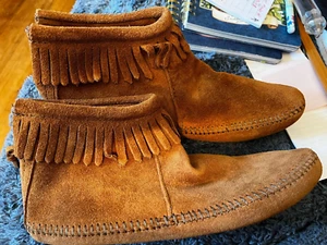Minnetonka - Botín suela blanda (182) Med. Gamuza marrón - Usado - Talla 8,5 - Imagen 1 de 6