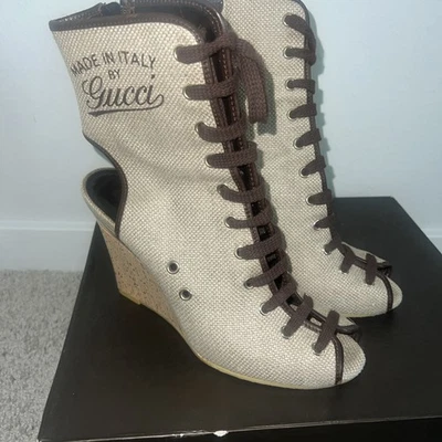 Gucci Tacón Alto Cuña Punta Abierta Con Cordones Sandalia Bota Botín Logo Nombre Deletreado Foto 1 de 4