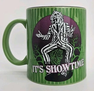 Taza de café Beetlejuice It's Showtime verde negro a rayas 20 oz taza de té  - Imagen 1 de 6