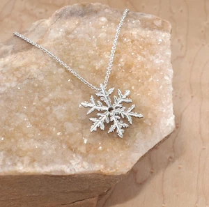 Schneeflocken Anhänger Silber | Winterliche Halskette | Ski Schmuck Handarbeit - Bild 1 von 12