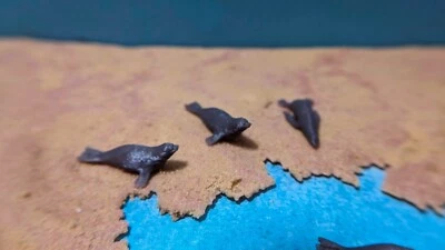 6 Stück Robben Seehunde - Spur N 1:160 - Figuren Meer Tiere Zoo Strand aus DE - Bild 1 von 4