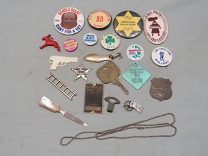 Vintage Pinbacks, Keys, Mother of Pearl Nail File, Toy Badges, Etc - Bild 1 von 6