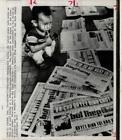 1973 Zdjęcie prasowe Wietnamski chłopiec Wśród gazet z banerami rozmów pokojowych, Sajgon