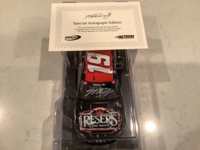 Toyota Camry Reserva Foods Diecast 2021 autografiado por Martin Truex Jr con certificado de autenticidad y tarjeta Foto 1 de 4