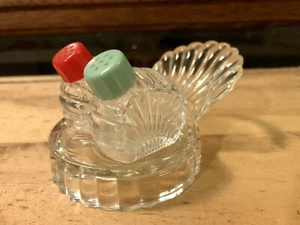 Hazel Atlas Glass mini Salt & Pepper Shakers Art Deco Turkey Fan Tail Clam Shell - Picture 1 of 6