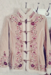 St. Johns Bay Wildleder Lederjacke Medium mit weinroter/rose/lavendel Stickerei - Bild 1 von 1