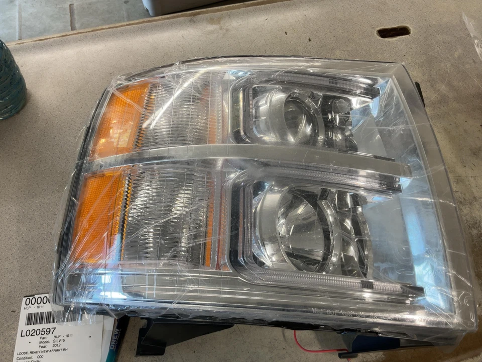 Faro derecho CHEVY SILVERADO 1500 07 08 09 10 11 12 13 LUZ DERECHA *MERCADO DE ACCESORIOS* Foto 1 de 2