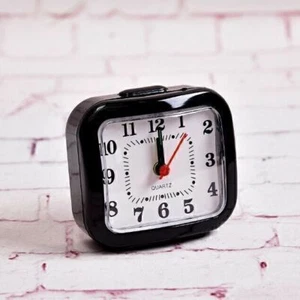 Home Mini Quartz Bedside Desk Table Snooze Clock Battery Operated Alarm Clocks - Foto 1 di 10