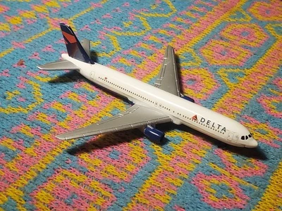 Delta Airlines Diecast Airplane 5.5" Diecast Model Plane Realtoy 1:400 Figura Foto 1 de 4