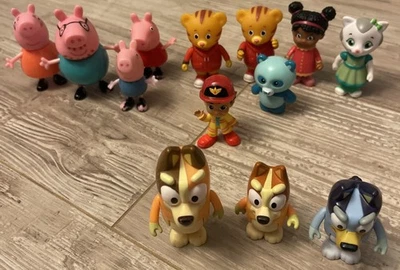Lote de figuras Daniel Tiger's Neighborhood/Peppa Pig/Bluey Toys amigos y familiares Foto 1 de 4