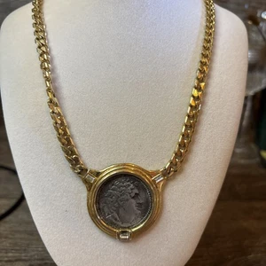 Medallón de peltre griego cadena de eslabones de bordillo Miami tono dorado TAT de colección - Imagen 1 de 6