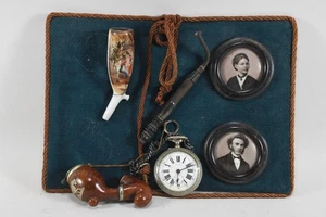 Q37B68- Altes Andenken Bild Collage mit Taschenuhr Pfeifen u Porzellanbildern - Picture 1 of 12