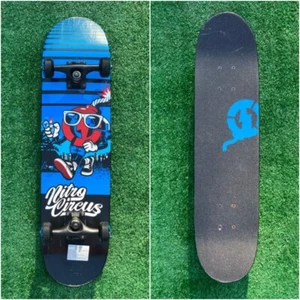 "Patineta Nitro Circus con ruedas y camiones personaje bomba azul/negro 31,25""" - Imagen 1 de 10